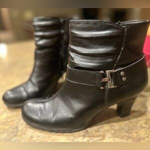 A2 by Aerosoles side zip ankle boot. Black. Size 8.5 M